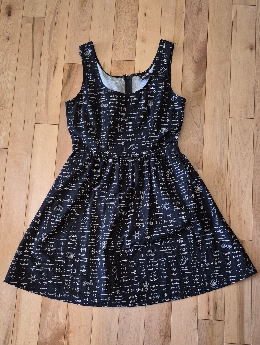Retrolicious Women's Size Medium Black & White Science/Math Formula Print Dress